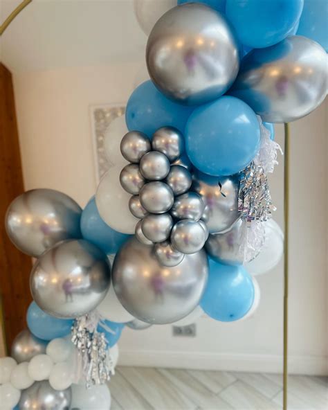 przykłady dekoracji urodzinowych: balony, girlandy, tematyczne ozdoby