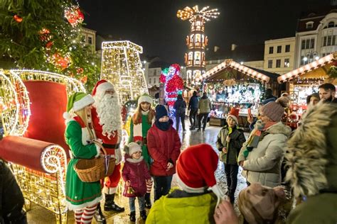 zdjęcie Świętego Mikołaja z elfami i bajkowymi postaciami na Jarmarku Świątecznym w Kobylinie