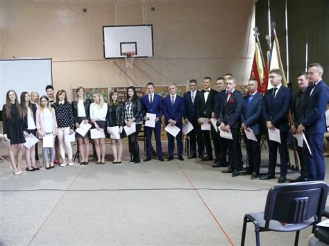 zdjęcie grupy maturzystów w eleganckich strojach podczas studniówki