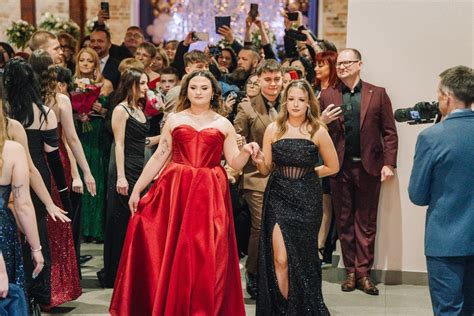 zdjęcie maturzystów tańczących poloneza