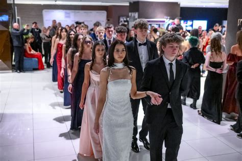 zdjęcie maturzystów z tortem podczas studniówki
