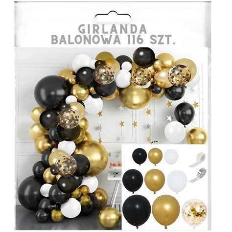 Złota girlanda z nadmuchiwanych balonów w świątecznym otoczeniu