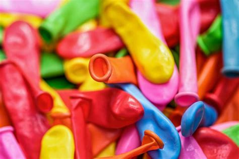 Infografika pokazująca czas unoszenia się różnych typów balonów z helem