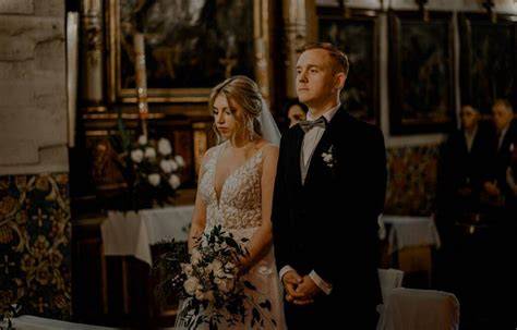 Zdjęcie pary młodej podczas ceremonii z księdzem