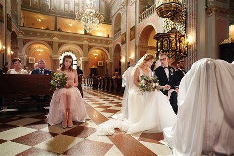 Zdjęcie ceremonii ślubnej w kościele prawosławnym z parami młodymi noszącymi korony