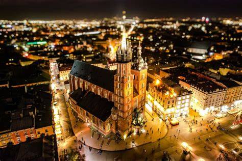 fotografia Rynku Głównego w Krakowie podczas wydarzenia Wigilijnego z tłumem ludzi i namiotami