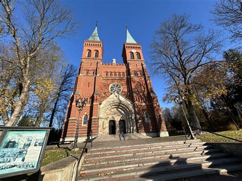 Architektura zabytkowego kościoła parafialnego.