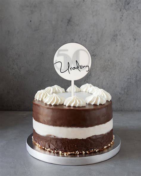 Przykładowe personalizowane toppery na tort urodzinowy.