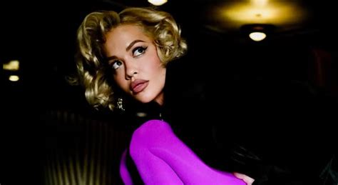 Striptizerka w stroju inspirowanym Marilyn Monroe