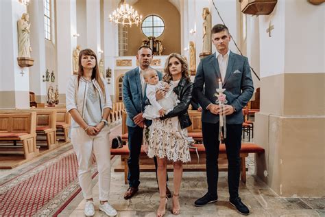 Ilustracja przedstawiająca rodzinne spotkanie z okazji chrztu w tradycyjnym polskim domu