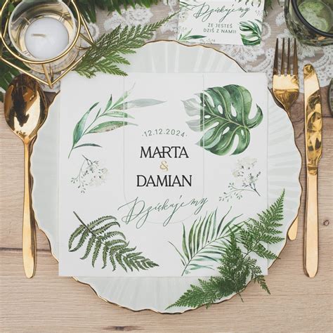 Stół udekorowany na osiemnastkę: elegancki obrus, dopasowane serwetki, personalizowane winietki, świece.