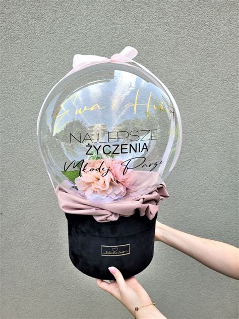 balon z niespodzianką wypełniony konfetti i zdrapkami