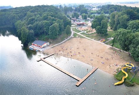 Widok na jezioro w Lubaszu z plażą i pomostem