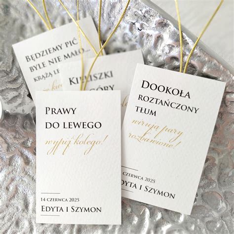 Kolaż zdjęć prezentujących różne rodzaje papeterii stołowej: menu, winietki, zawieszki na alkohol.