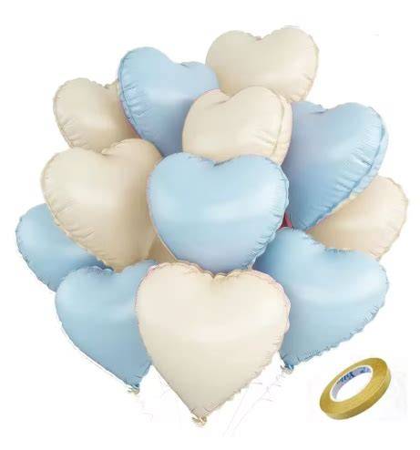 Balony w kształcie serca przywiązane do klamki samochodu ślubnego.