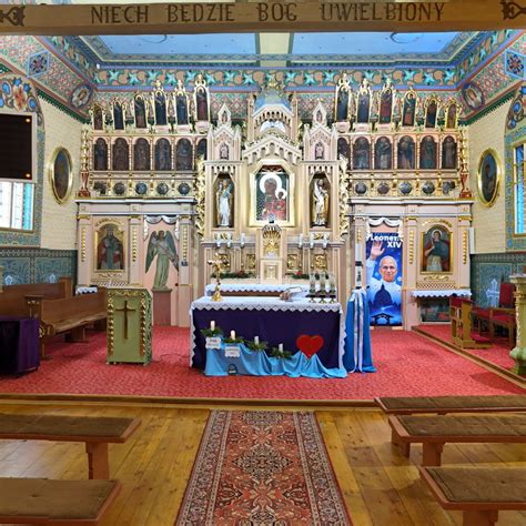 Zdjęcie przedstawiające klasztor lub kościół z obrazem Matki Bożej.
