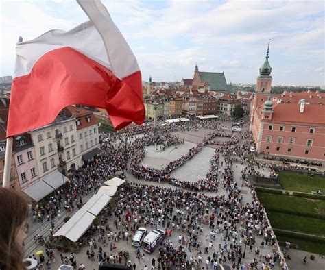 zdjęcie Marka Edelmana podczas obchodów 50-lecia Powstania Warszawskiego