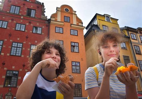 Zdjęcia z Dnia Dziecka: dzieci głosujące, jedzące lody, bawiące się na zamku dmuchanym