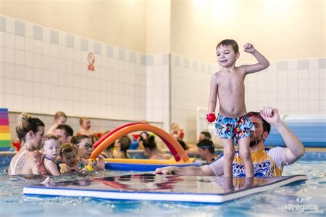 Zdjęcia z dnia szóstego: dzieci na basenie, podczas przygotowań do dyskoteki