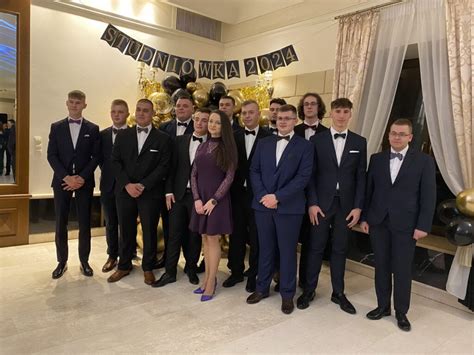 Zdjęcie uczniów Zespołu Szkół Górniczych w Łęcznej podczas uroczystego rozpoczęcia studniówki.