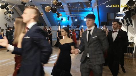 Grupa uczniów wykonująca poloneza na studniówce.