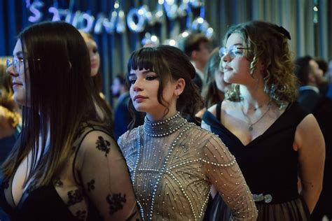 Zdjęcie bawiących się studentów na parkiecie podczas studniówki.