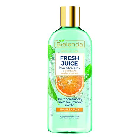Zbliżenie na butelkę z wodą micelarną Bielenda Fresh Juice z pomarańczą, ukazujące konsystencję i kolor.