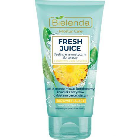 Aplikacja żelu micelarnego Bielenda Fresh Juice na dłoń, ukazująca jego konsystencję.