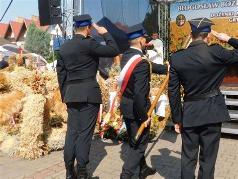 zdjęcie uczestników dożynek w gminie Grębów podczas korowodu z wieńcami