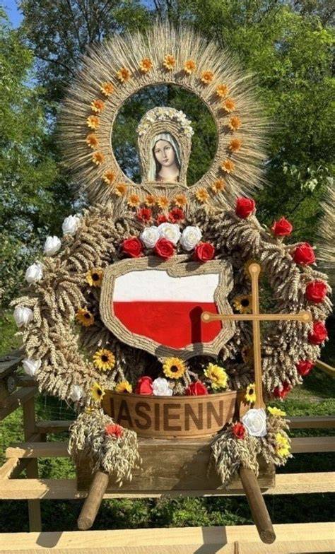 zdjęcie wieńca dożynkowego prezentowanego w Zelczynie