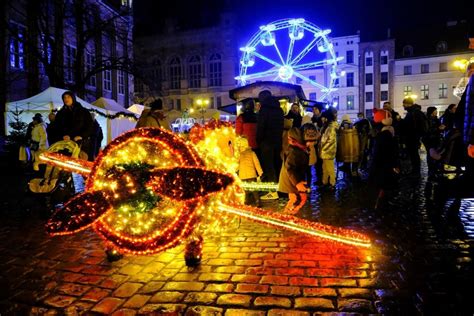 fotografia jarmarku bożonarodzeniowego w Brunszwiku z widokiem na stragany i iluminacje