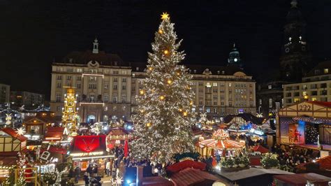 zdjęcie przedstawiające imponującą, 15-metrową świąteczną piramidę na jarmarku w Dreźnie
