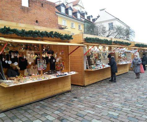 zdjęcie przedstawiające tradycyjne wyroby rzemieślnicze sprzedawane na jarmarku w Norymberdze