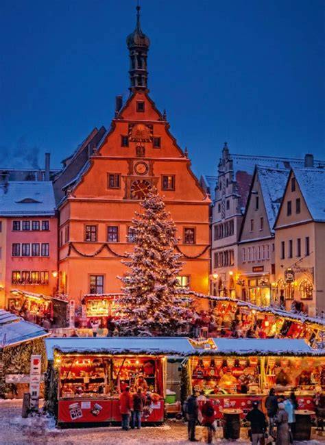 widok na jarmark bożonarodzeniowy w Rothenburg ob der Tauber, z widocznymi średniowiecznymi budynkami i świątecznymi dekoracjami
