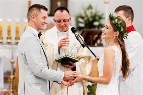Ilustracja przedstawiająca parę młodą podczas ceremonii ślubnej w kościele