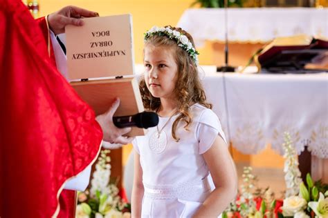 zdjęcie dzieci przystępujących do Komunii Świętej