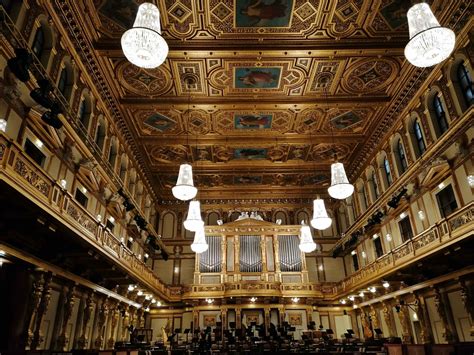 kwiatowe dekoracje w Złotej Sali Musikverein