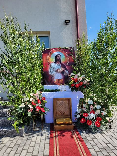 Zdjęcie przedstawiające barwnie udekorowany ołtarz polowy na Boże Ciało