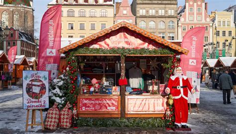 Przykład atrakcyjnie zaaranżowanego stoiska gastronomicznego na jarmarku