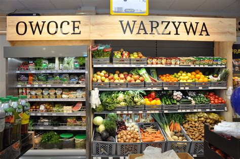 Stoisko z estetycznie ułożonymi produktami na regałach
