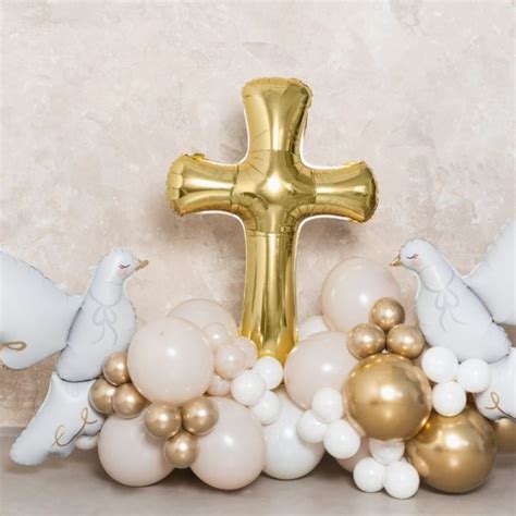 balon foliowy w kształcie krzyża lub gołębia, symbolizujący duchowość