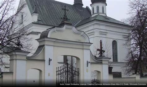 Zdjęcie fasady kościoła św. Anny w Białej Podlaskiej z charakterystycznym półksiężycem