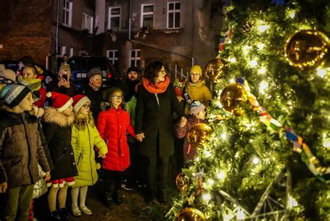 Rodzina wspólnie śpiewająca kolędy przy choince