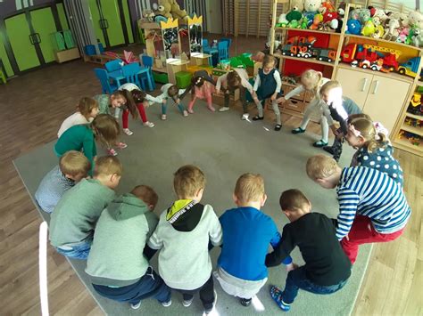 Zdjęcie dzieci przebranych za owady podczas zabawy na dywanie