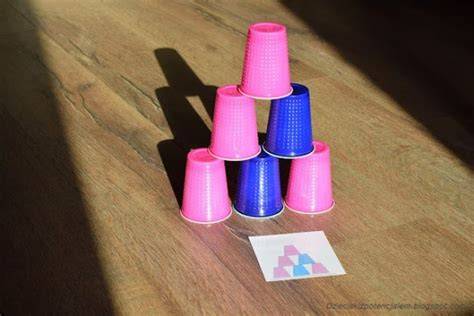 zdjęcie stołu z kubeczkami do gry w flip cup