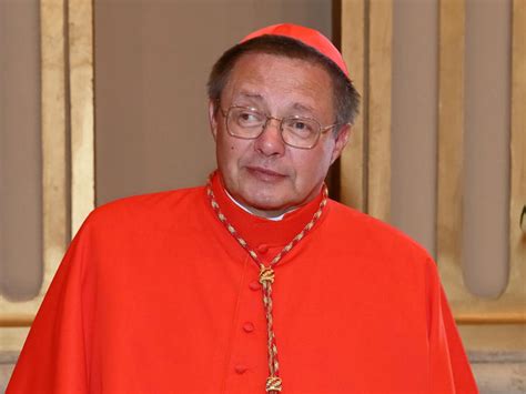 kardynał Grzegorz Ryś z pastorałem