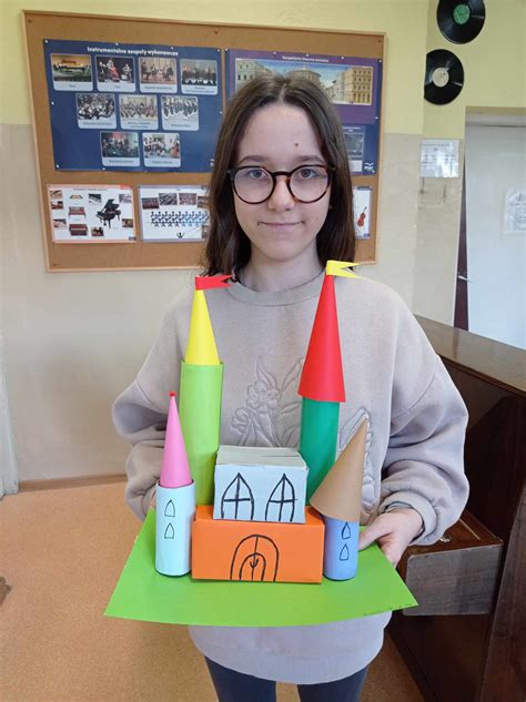 Schematyczne przedstawienie materiałów potrzebnych do wykonania decoupage na talerzu.