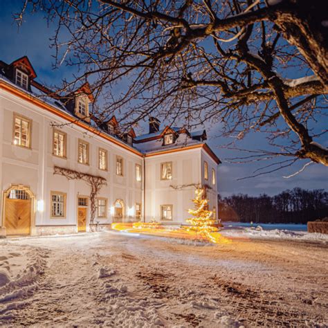 Wnętrze Pałacu Pakoszów z widokiem na góry