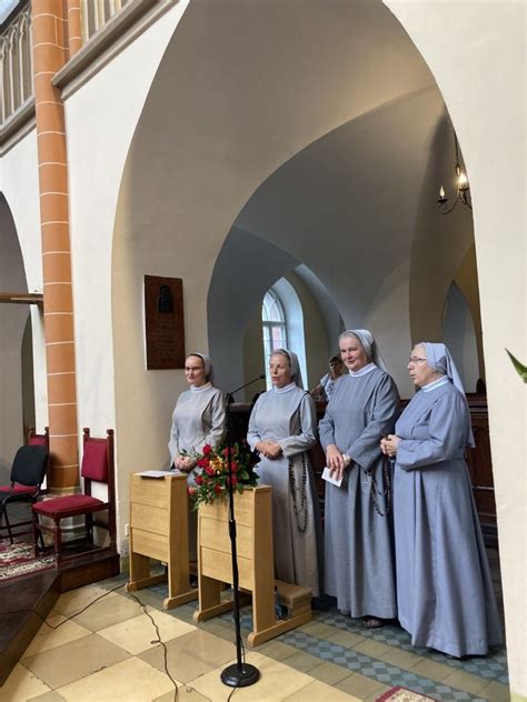 Siostry zakonne pracujące przy wypieku opłatków