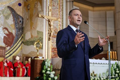 grupa zasłużonych pracowników kopalni soli wieliczka odbierających medale i odznaczenia podczas uroczystości